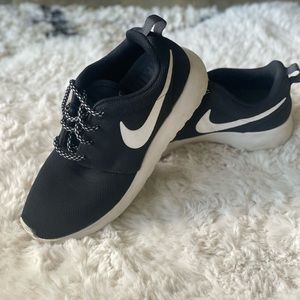 EUC Nike Women Roshes black sneakers